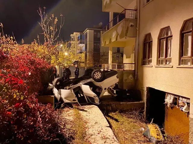 Bahçeye devrilen otomobildeki 3 genç yaralandı