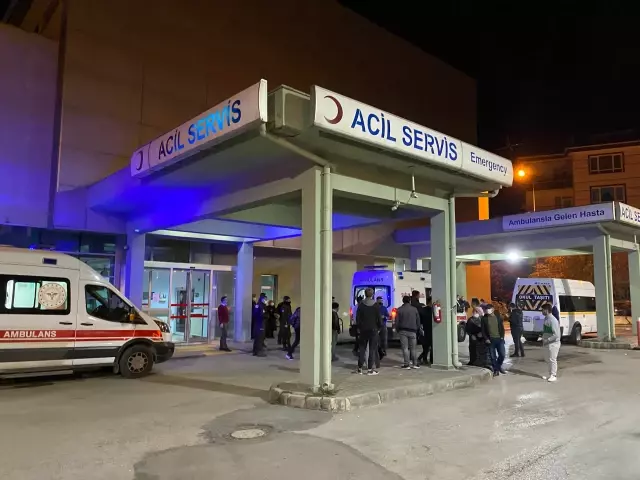Bahçeye devrilen otomobildeki 3 genç yaralandı