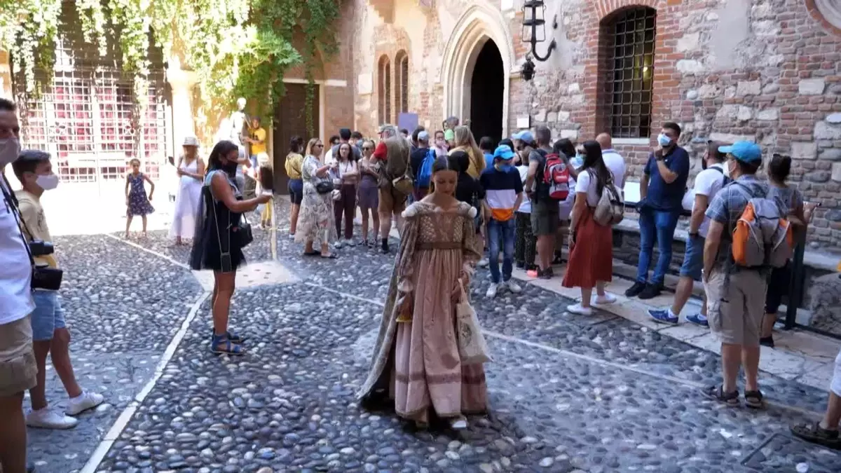 Aşk acısı çekenler Juliet'ten çare bekliyor | Verona'daki Juliet Kulübü