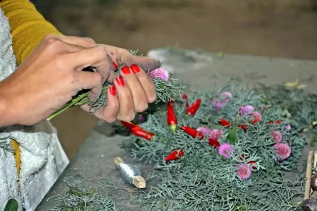 Avrupa'nın yılbaşı çelenkleri Antalyalı kadınların ellerinden çıkıyor