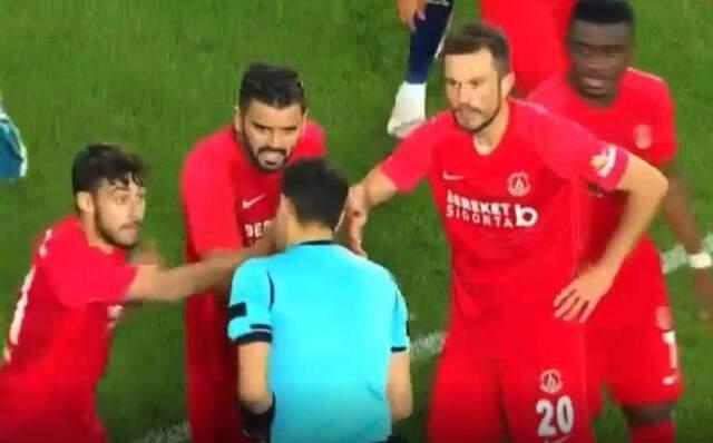 Birebir hakem! Trabzon-F.Bahçe maçındaki olay bu defa TFF 1. Lig'de yaşandı