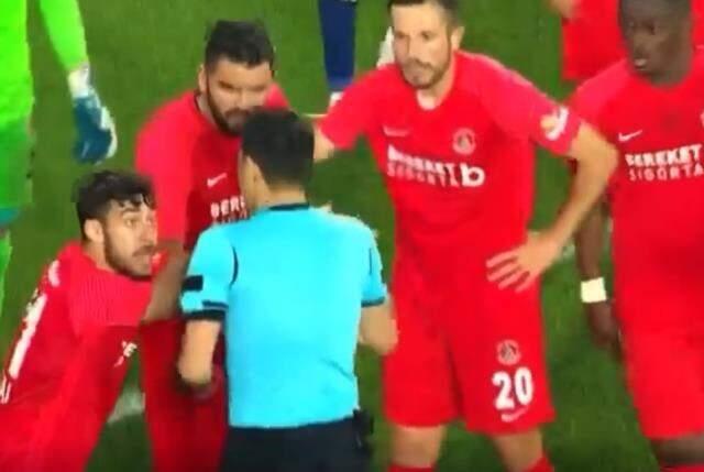 Birebir hakem! Trabzon-F.Bahçe maçındaki olay bu defa TFF 1. Lig'de yaşandı