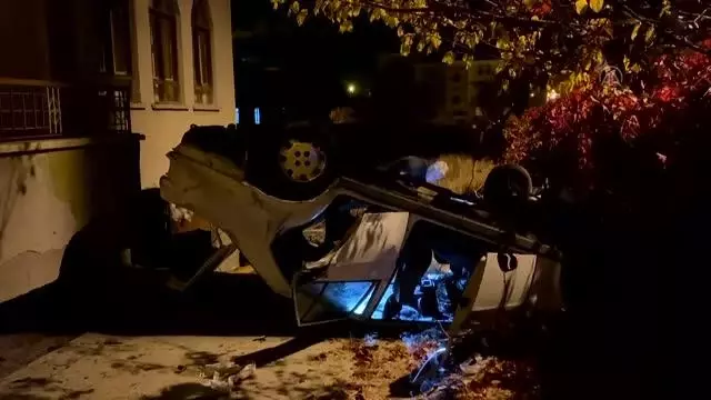 Bahçeye devrilen otomobildeki 3 genç yaralandı