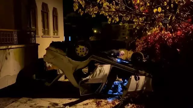 Bahçeye devrilen otomobildeki 3 genç yaralandı