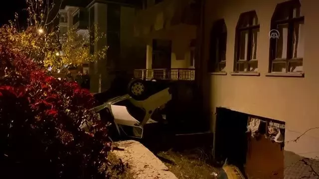 Bahçeye devrilen otomobildeki 3 genç yaralandı