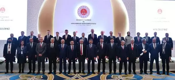 Bakan Gül: Hukuk, sanal dünyaya karşı sanal tutum sergilemez