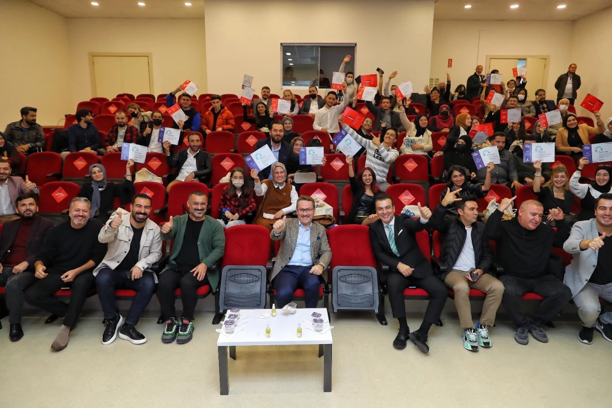 Başakşehir Yeni Medya ve Radyo Akademi'de mezuniyet heyecanı