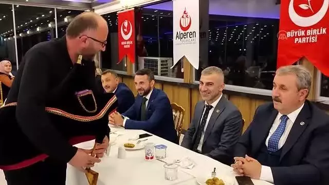 BBP Genel Başkanı Destici, şarkı söyledi, horon oynadı