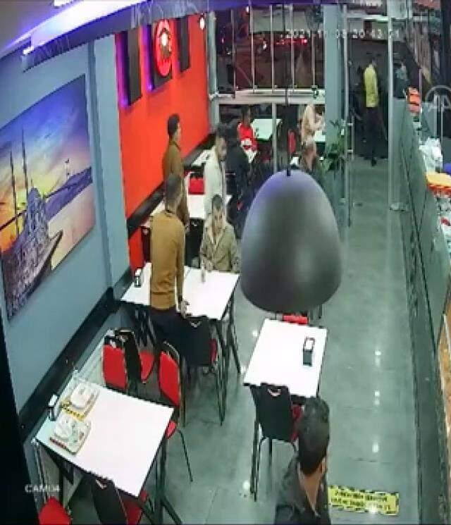 Deprem anı, restoranın güvenlik kamerasına yansıdı Deprem anı, restoranın güvenlik kamerasına yansıdı