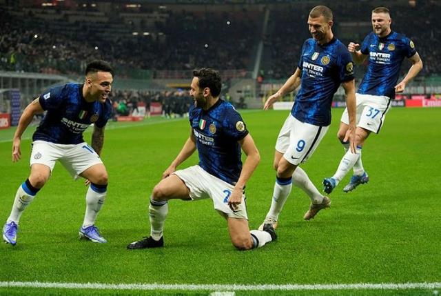 Derbide eski kadrosu Milan'a gol atan Hakan Çalhanoğlu'ndan olay hareket