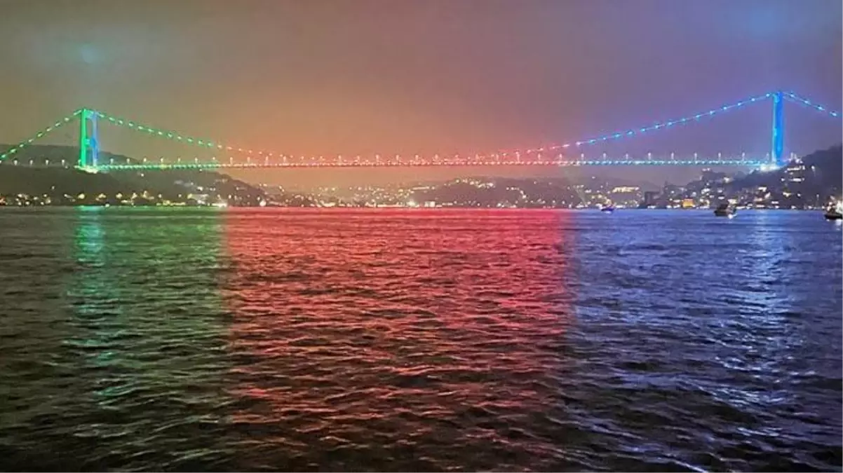 Fatih Sultan Mehmet Köprüsü, Azerbaycan bayrağı renklerine büründü