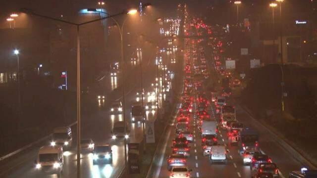 İstanbul trafiğini sis vurdu! İlk iş gününde yoğunluk yüzde 60'ın üzerine çıktı İstanbul trafiğini sis vurdu! İlk iş gününde yoğunluk yüzde 60'ın üzerine çıktı