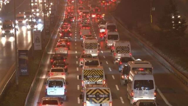 İstanbul trafiğini sis vurdu! İlk iş gününde yoğunluk yüzde 60'ın üzerine çıktı İstanbul trafiğini sis vurdu! İlk iş gününde yoğunluk yüzde 60'ın üzerine çıktı