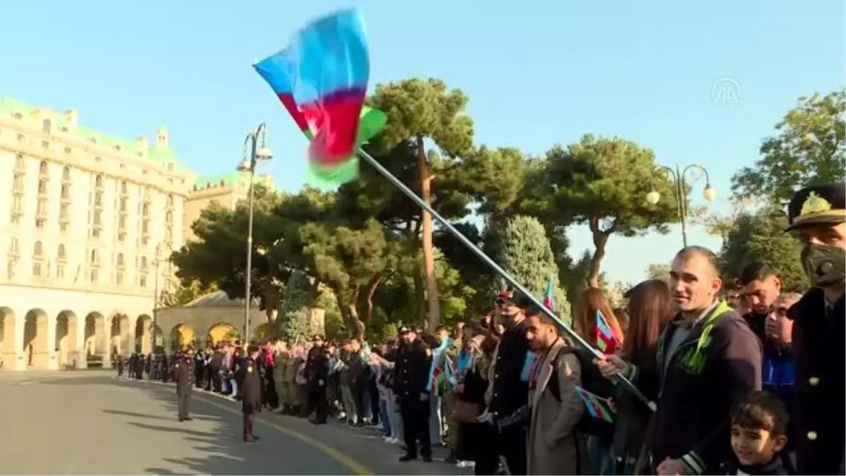Karabağ zaferinin 1. yılında binlerce kişi Bakü'de yürüdü