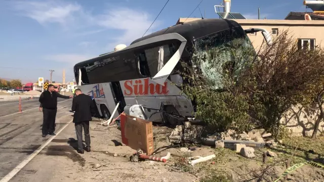 yolcu otobusu ile kamyonetin carpistigi kazada 1 kisi oldu 10 kisi yaralandi 2