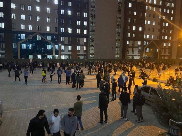 Konya'daki şiddetli depremden ilk görüntüler! Vatandaşlar kendilerini panikle dışarıya attı