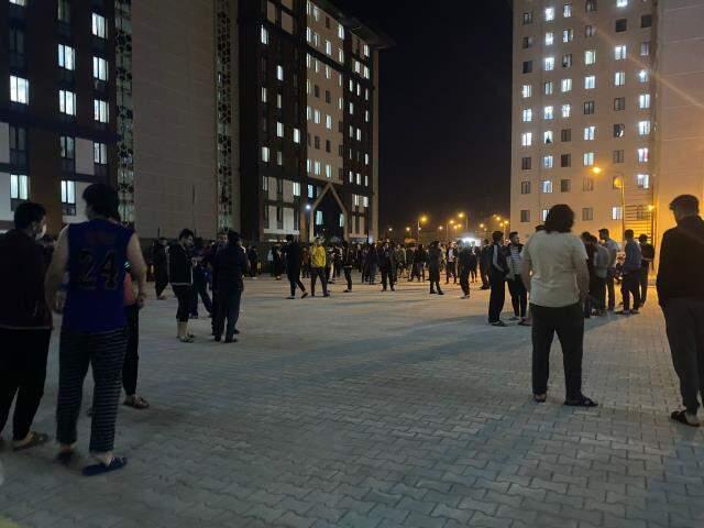 Konya'daki şiddetli depremden ilk görüntüler! Vatandaşlar kendilerini panikle dışarıya attı