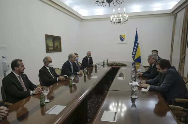 SARAYBOSNA - Aliya İzetbegoviç'in dava arkadaşı Hasan Çengiç aile kabristanına defnedildi
