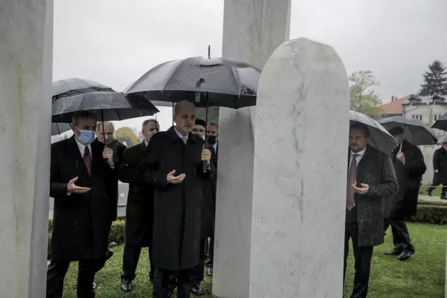 SARAYBOSNA - Aliya İzetbegoviç'in dava arkadaşı Hasan Çengiç aile kabristanına defnedildi