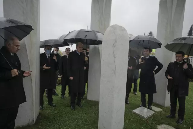 SARAYBOSNA - Aliya İzetbegoviç'in dava arkadaşı Hasan Çengiç aile kabristanına defnedildi