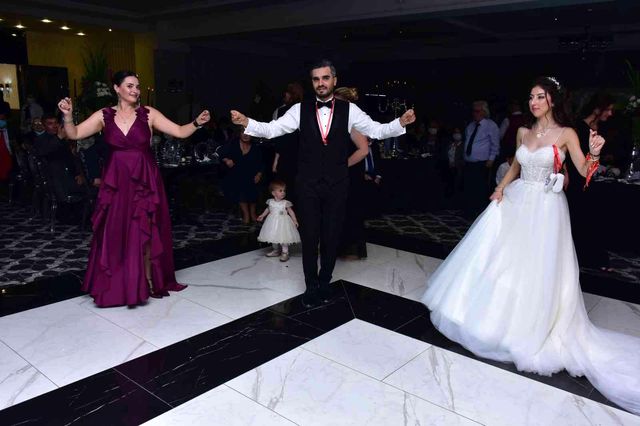 Oyuncu Aslıhan Gürbüz, kardeşinin düğününde çiftetelli oynadı