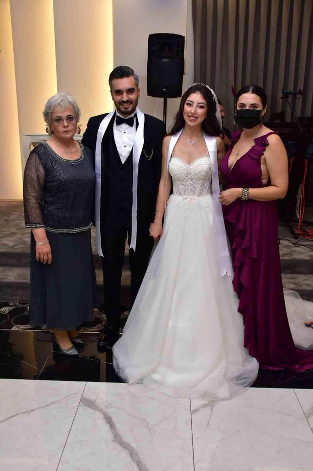 Oyuncu Aslıhan Gürbüz, kardeşinin düğününde çiftetelli oynadı