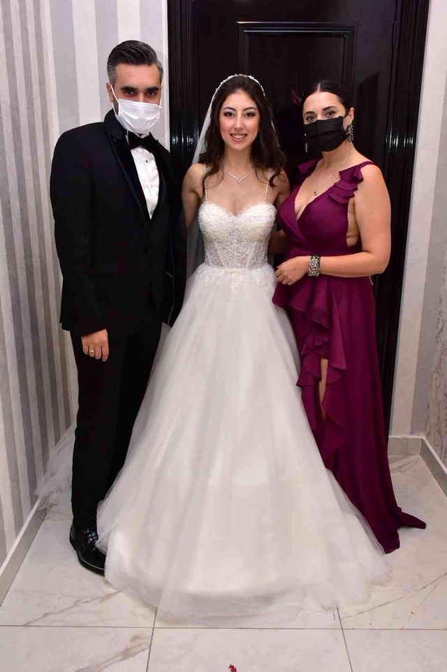 Oyuncu Aslıhan Gürbüz, kardeşinin düğününde çiftetelli oynadı