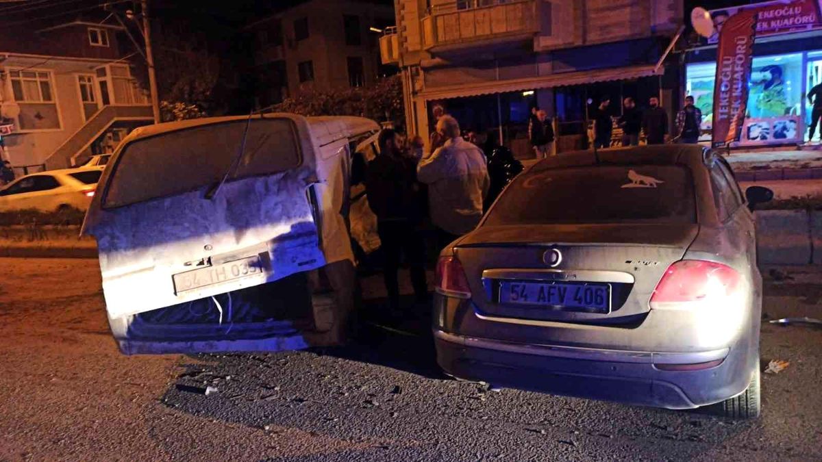 Sakarya'da panelvan ile otomobil çarpıştı: 2 yaralı