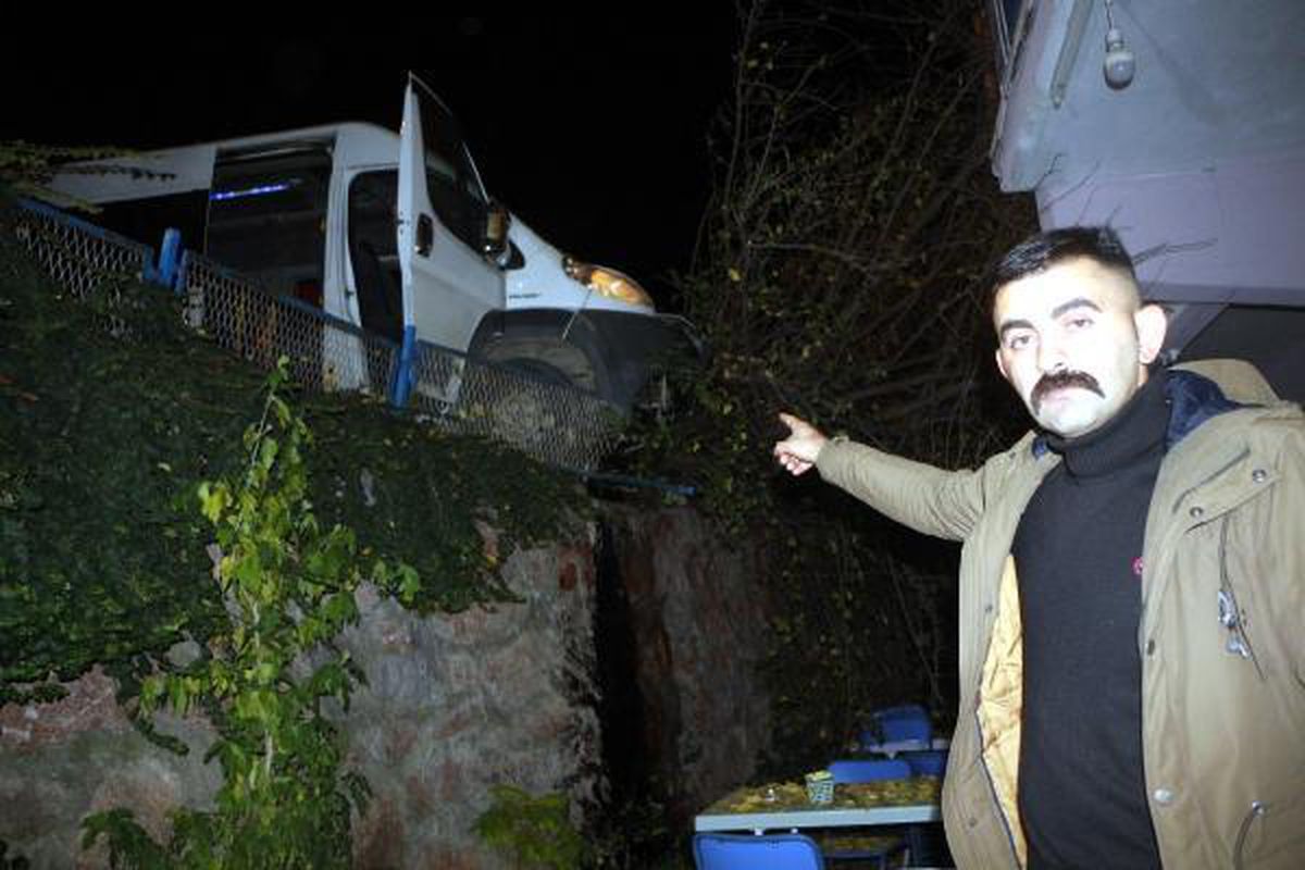 TOKAT'TA İŞÇİ SERVİSİ PANSİYON BAHÇESİNE GİRDİ 5 YARALI
