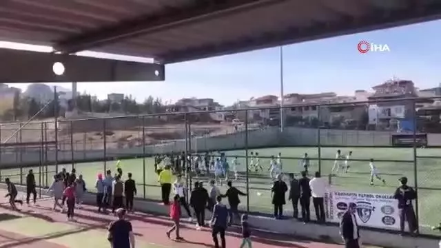 Yeşil saha boks ringine döndü, tekme ve yumruklar havada uçuştu