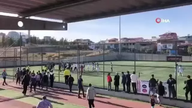 Yeşil saha boks ringine döndü, tekme ve yumruklar havada uçuştu