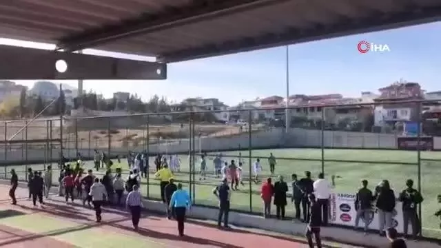 Yeşil saha boks ringine döndü, tekme ve yumruklar havada uçuştu