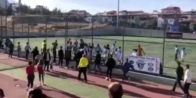 Yeşil saha boks ringine döndü, tekme ve yumruklar havada uçuştu