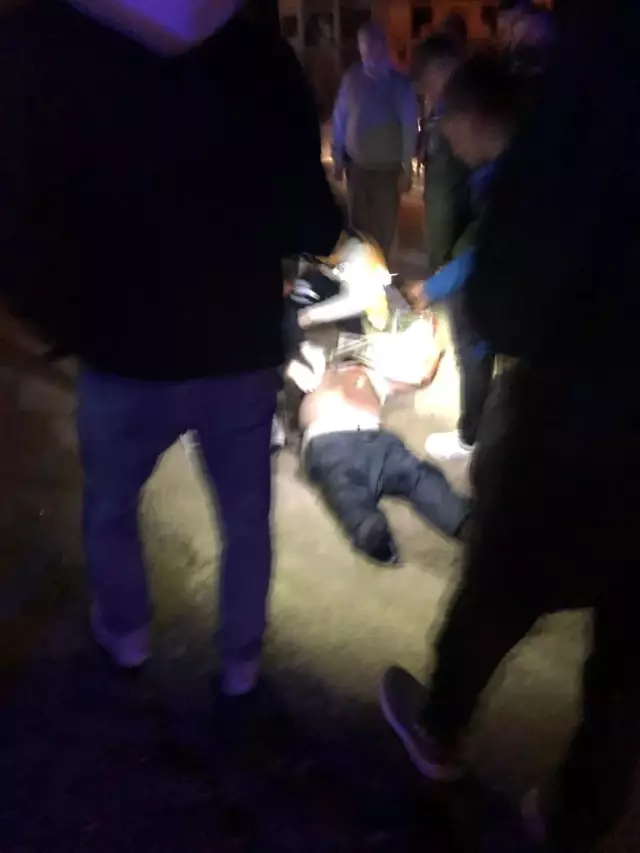 Yolun karşısındaki akaryakıt istasyonuna giden yayaya otomobil çarptı
