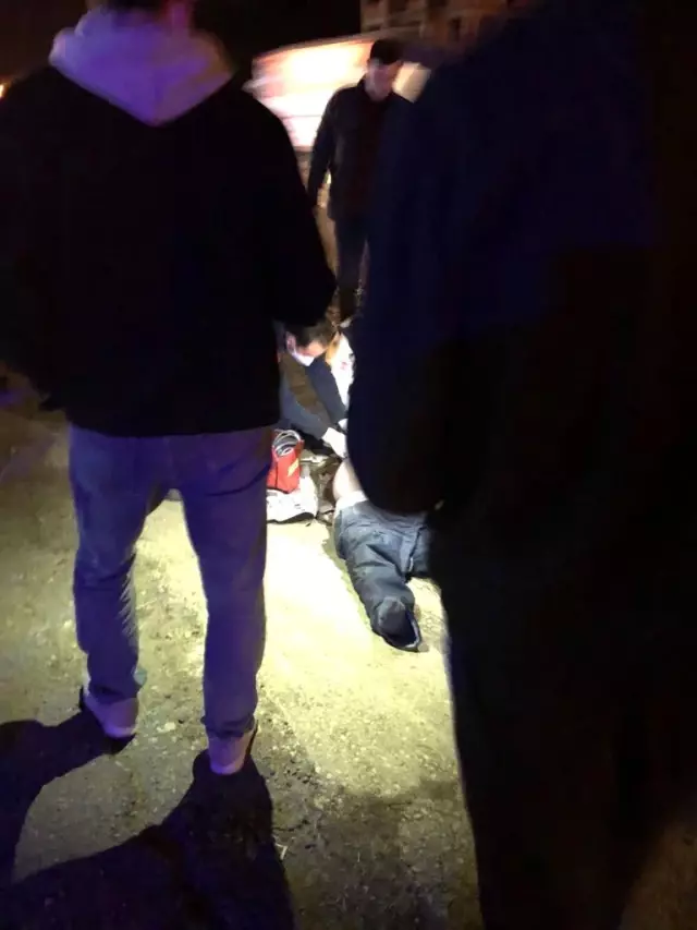 Yolun karşısındaki akaryakıt istasyonuna giden yayaya otomobil çarptı