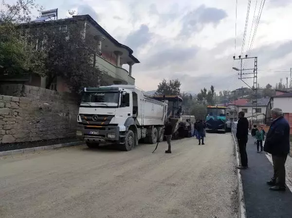 28 BİN NÜFUSLU MAHALLENİN YOLU, 82 YIL SONRA ASFALTLANDI