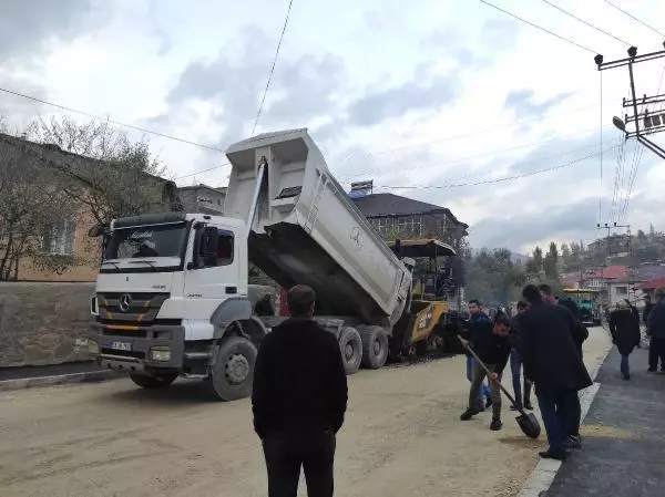 28 BİN NÜFUSLU MAHALLENİN YOLU, 82 YIL SONRA ASFALTLANDI