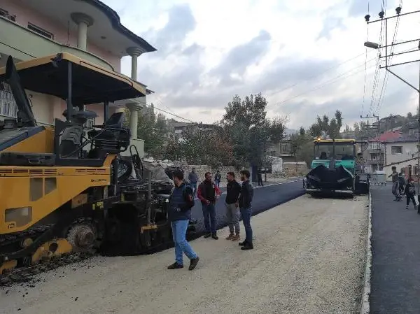 28 BİN NÜFUSLU MAHALLENİN YOLU, 82 YIL SONRA ASFALTLANDI