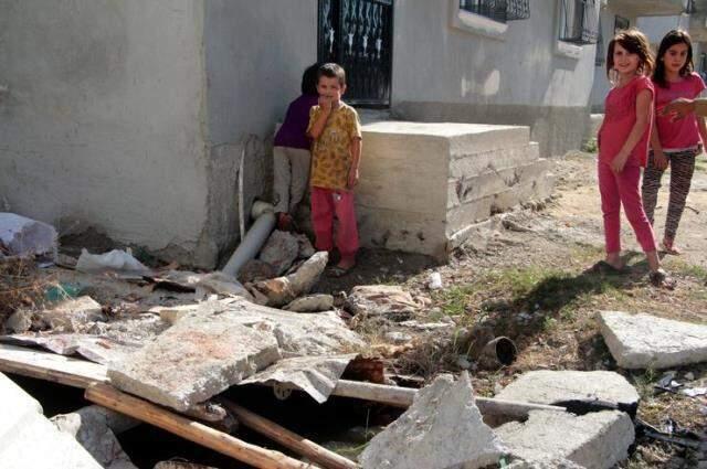 Adana'da derinliği 2 metreyi bulan foseptikler tehlike saçıyor! Vatandaşlar konutlarını tek tek satışa çıkarmaya başladı