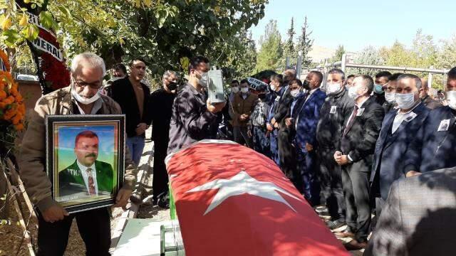 Aşı karşıtı İYİ Partili İlçe Başkanı Hayri Yılmaz koronavirüs nedeniyle hayatını kaybetti Aşı karşıtı İYİ Partili İlçe Başkanı Hayri Yılmaz koronavirüs nedeniyle hayatını kaybetti