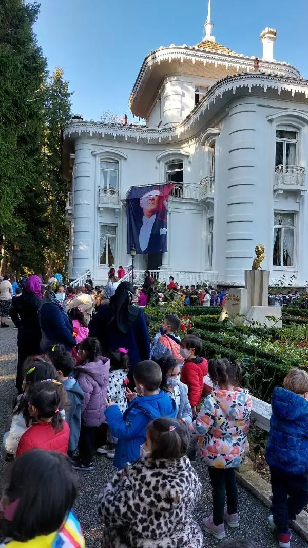 Belediye başkanı uyardı, yüzü tam görünmeyen Atatürk posteri düzeltildi