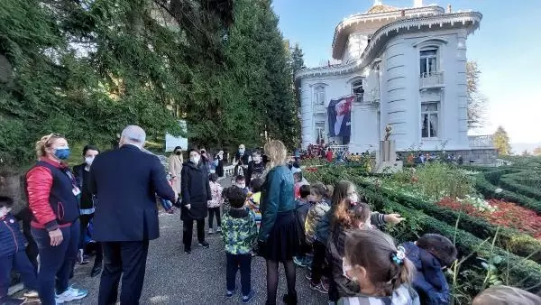 Belediye başkanı uyardı, yüzü tam görünmeyen Atatürk posteri düzeltildi