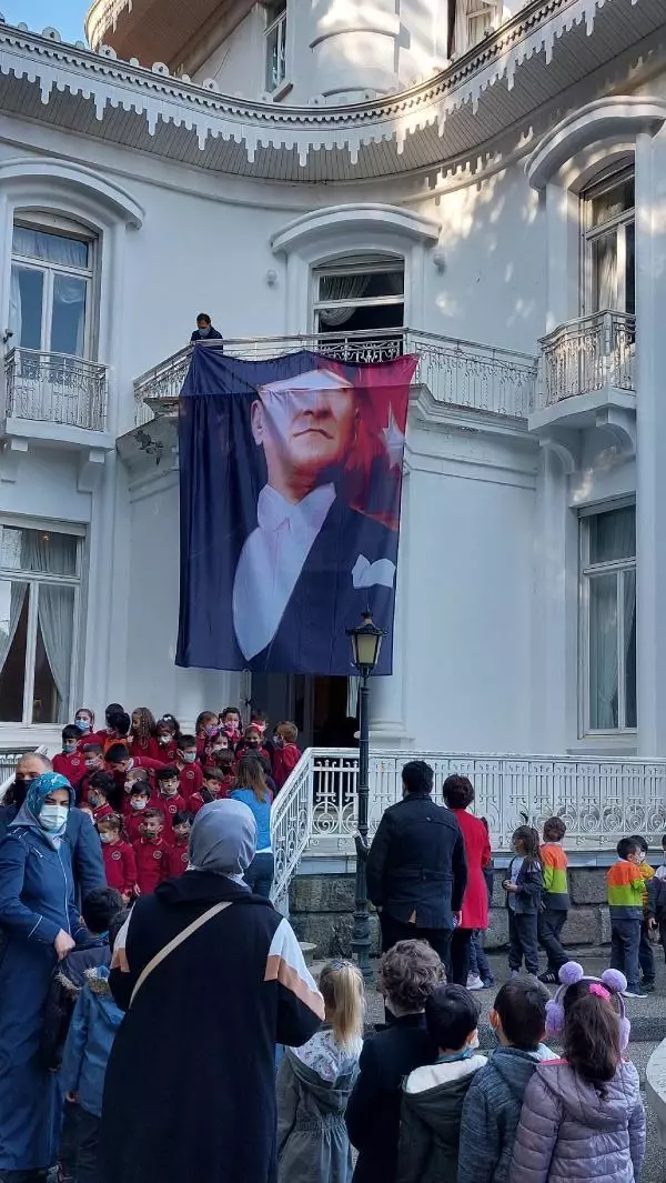 Belediye başkanı uyardı, yüzü tam görünmeyen Atatürk posteri düzeltildi