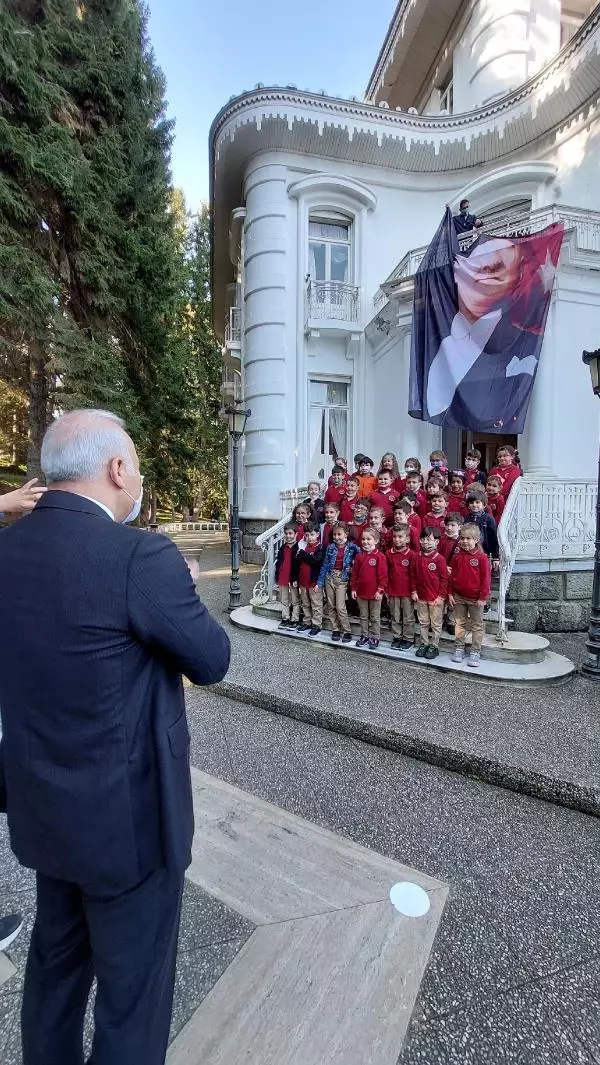 Belediye başkanı uyardı, yüzü tam görünmeyen Atatürk posteri düzeltildi