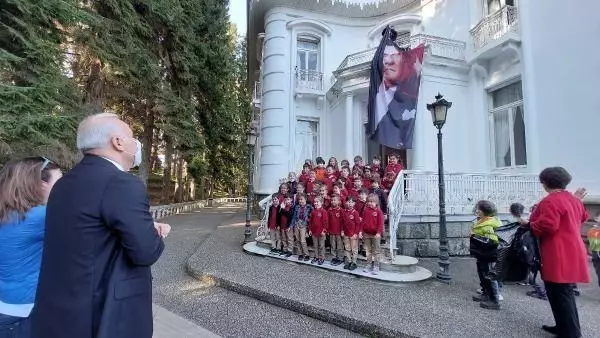 Belediye başkanı uyardı, yüzü tam görünmeyen Atatürk posteri düzeltildi
