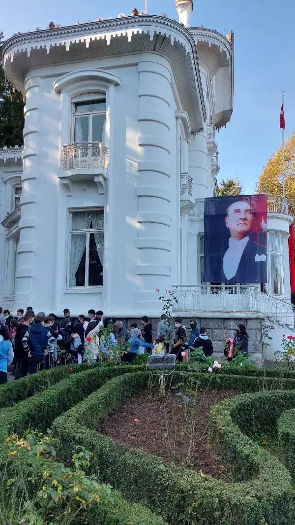 Belediye başkanı uyardı, yüzü tam görünmeyen Atatürk posteri düzeltildi