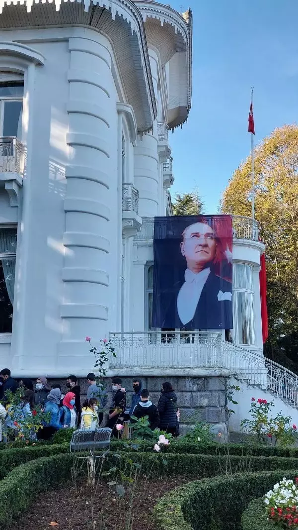 Belediye başkanı uyardı, yüzü tam görünmeyen Atatürk posteri düzeltildi