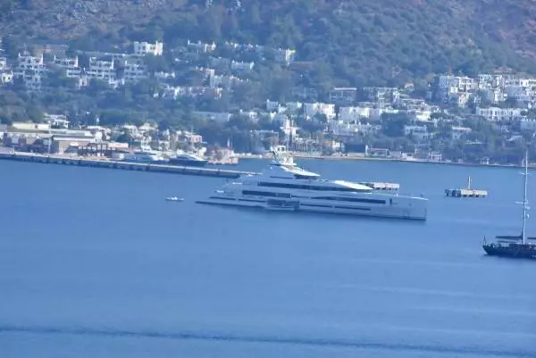 Ünlü iş insan Bill Gates'in mega yatı Bodrum Kalesi açıklarında