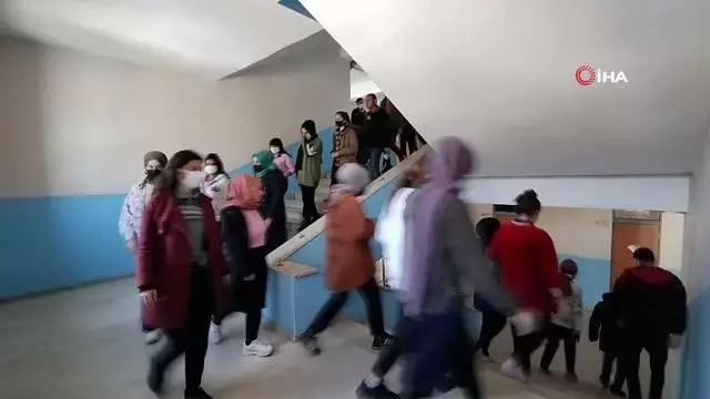 Depremin yıl dönümünde okullarda eş zamanlı deprem tatbikatı