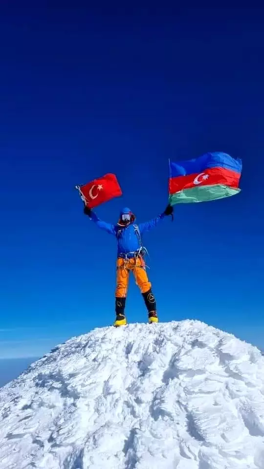 DEÜ'den giden Türk bayrağı Ağrı Dağı'nın zirvesinde